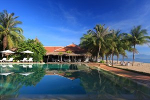 luxus infinity pool im evason ana mandara resort in nha trang vietnam