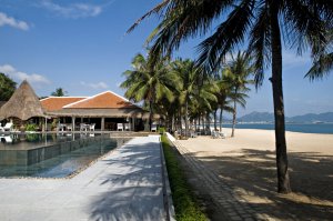 traumhafter weisser sandstrand und palmen im evason ana mandara resort in nha trang vietnam