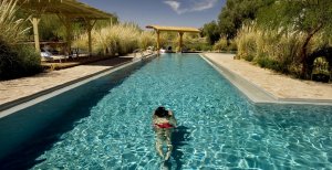 erfrischender pool im luxus expeditions hotel explora patagonia in patagonien chile  