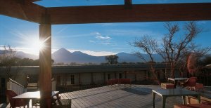 wunderschöne terrasse inmitten natur im luxus expeditions hotel explora patagonia in patagonien chile  