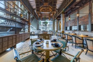 modern eingerichtet wie eine historische bar mit viel backstein findet man genuss im five star hotel in dubai
