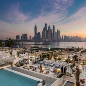 blick auf die skyline von Dubai von der modernen terrasse des five palm hotel jumeirah bei sonnenuntergang
