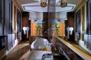 wunderschönes, modernes Badezimmer der Palm Suite im Royal Palm Marrakesch, Marokko 