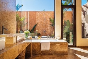 modernes, luxuriöses Badezimmer des Prince Villa im Royal Palm Marrakesch, Marokko 