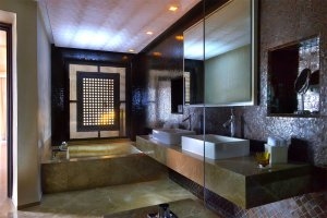 luxuriöses Badezimmer einer Senior Suite im Royal Palm Marrakesch, Marokko 