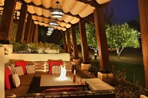 Entspannung bei einem Drink in der Lounge des Fairmont Scottsdale Princess Resort, Arizona, USA 