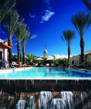 erholsamer Poolbereich im Fairmont Scottsdale Princess Resort, Arizona, USA 