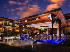 entspannen Sie bei einem Drink in der Plaza Bar im Fairmont Scottsdale Princess Resort, Arizona, USA 