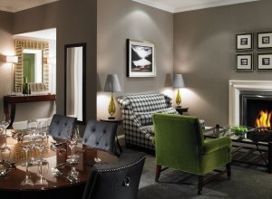 Europa Schottland St Andrews Fairmont Hotel Executive Suite mit Livingroom  und romanitschem Kaminfeuer