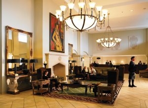 Europa Schottland St Andrews Fairmont Hotel Front gemütliche helle Lobby mit Kamin