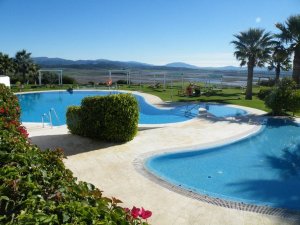 traumhafter pool am golfplatz im fairplay golfhotel und spa in benalup an der costa de la luz in spanien