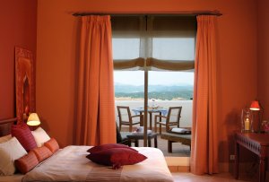 luxuriöses schlafzimmer mit ausblick im fairplay golfhotel und spa in benalup an der costa de la luz in spanien