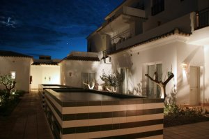 elegante terrasse im fairplay golfhotel und spa in benalup an der costa de la luz in spanien