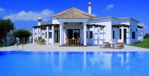 luxus villa mit pool und terrasse im fairplay golfhotel und spa in benalup an der costa de la luz in spanien