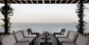 traumhafte terrasse und bar mit strandblick im luxushotel hotel fasano an der copacabana in rio de janeiro brasilien 