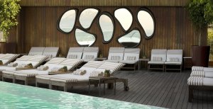 erfrischneder pool im luxushotel hotel fasano an der copacabana in rio de janeiro brasilien 