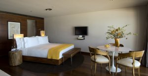 grosses schlafzimmer einer suite im luxushotel hotel fasano an der copacabana in rio de janeiro brasilien 