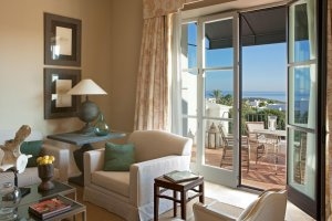 Wohnraum mit Blick auf die Terrasse einer Executive Sea Suite der Finca Cortesin für den perfekten Luxusurlaub