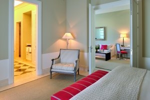 Helle Executive Suite in der Finca Cortesin mit hellen Stoffen und viel Platz im Luxusurlaub an der Costa del Sol
