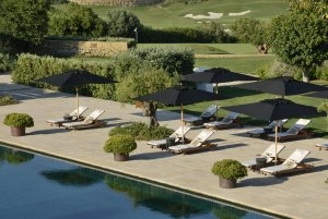 Pool und Gartenanlage mit eigenem Golfplatz im Hintergrund der Finca Cortesin an der Costa del Sol