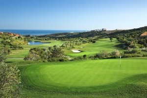 saftig grüner Golfplatz der Finca Cortesin mit schönem Überblick über den Platz und Blick auf das Mittelmeer an der Costa del Sol
