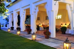 romantische Indien Lounge Terrasse am Abend an der Costa del Sol der Finca Cortesin mit gemütlichen Lampen und Sitzecken