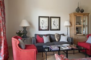 Wohnraum der Junior Suite in der Finca Cortesin mit beige und Rottönen gehalten schafft eine gemütliche Atmosphäre 
