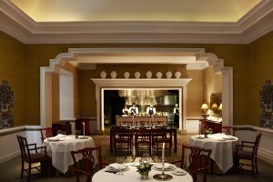 Luxuriös eingerichtetes Kabuki Raw Restaurant der Finca Cortesin mit gedeckten Tischen lädt zum Luxusdinner an der Costa del Sol ein