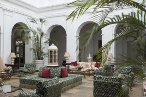 Luxuriöse Lobby mit Palmen und Maurischen Elementen an der Costa del Sol in der Finca Cortesin