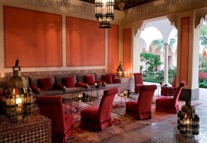 gemütliche Marrocan Lounge der Finca Cortesin mit viel maurischen Akzenten roten Stoffen und gemütlichen Lampen zeugen von der Vergangenheit Andalusiens an der Costa del Sol