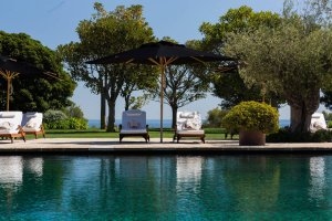Poolbereich im Garten der Finca Cortesin mit Blick auf das Mittelmeer an der Costa del Sol
