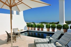 Luxusterrasse einer Pool Suite mit eigenem Pool, gemütlichen Sonnenliegen und viel Platz unter der Sonne an der Costa del Sol