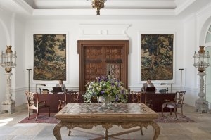 Rezeption der Finca Cortesin in der großen Eingangshalle mit alten Gemälden und schwerem Holz empfängt Sie in ihren Luxus Golf Urlaub