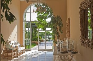 Innenbereich des Spa in der Finca Cortesin mit großen Fenstern die den Blick nach draußen freigeben mit schöner heller Einrichtung und Sitzgelegenheiten