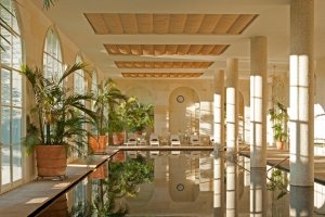 großer und Luxuriöser Spa Innenpool der Finca Cortesin an der Costa del Sol