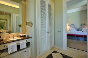 helles und geräumiges Luxus Bad in der Finca Cortesin rundet die Suite ab
