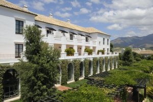 Blick über den Garten auf die großen Terrassen der Luxus Suiten in der Finca Cortesin an der Costa del Sol