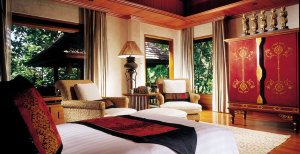 elegantes schlafzimmer mit asiatischer kunst im four seasons chiang mai thailand