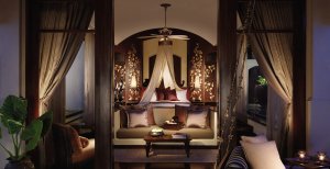 luxuriöses wohnzimmer einer villa im four seasons chiang mai thailand