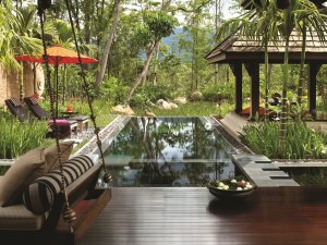 traumhafter pool und terrasse mit blick in den urwald im four seasons chiang mai thailand