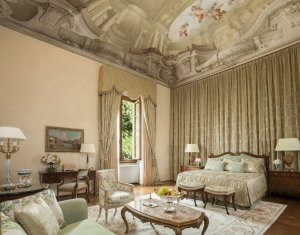 prunkvolles schlafzimmer mit deckengemälden und antiker einrichtung im hotel four seasons