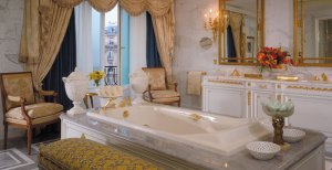 grosse badewanne einer suite im four seasons george V in paris frankreich
