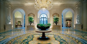 elegante lobby im four seasons george V in paris frankreich
