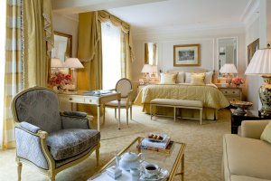 grosses und elegantes schlaf und wohnzimmer im four seasons george V in paris frankreich