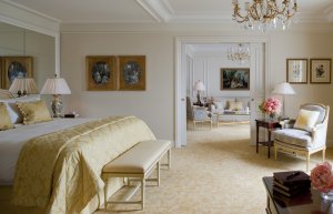 grosses schlafzimmer im four seasons george V in paris frankreich