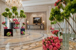 lobby mit blumen im four seasons george V in paris frankreich