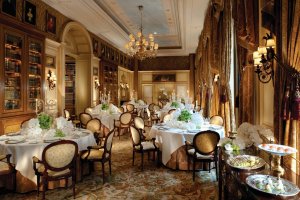 elegantes restaurant im four seasons george V in paris frankreich