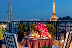 romantisches abendessen mit blick auf den eifelturm im four seasons george V in paris frankreich