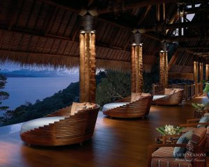 entspannte lobby mit ausblick im four seasons luxusresort thailand koh samui