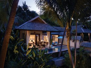 romantische abendstimmung in einer privaten villa im four seasons resort koh samui thailand